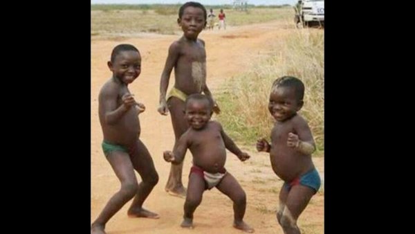 Негритята малыши танцуют