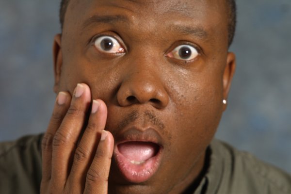 Удивленный темнокожий