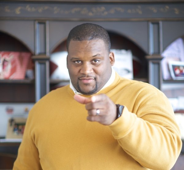 Довольный негр