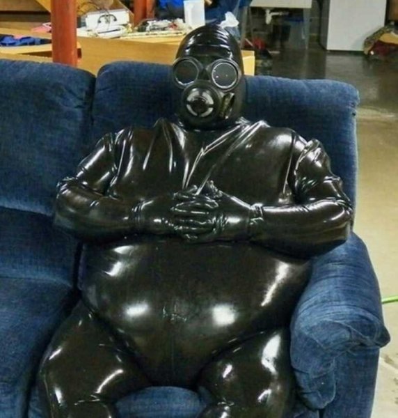 Мужик в латексе и противогазе