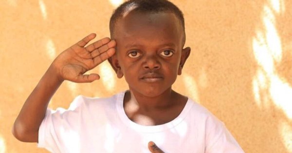 Маленький черный мальчик