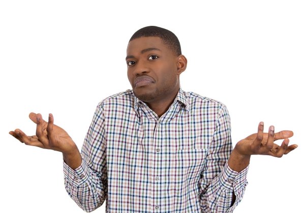 Человек прижимает плечами