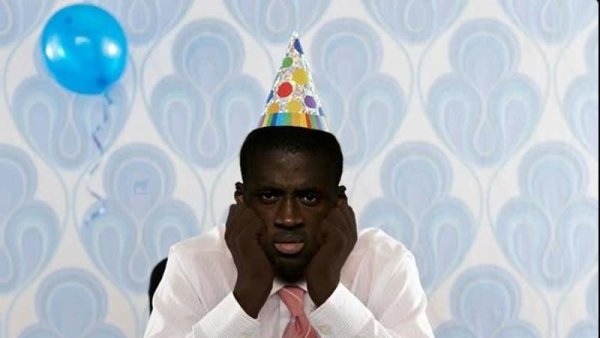 Парень в праздничном колпаке