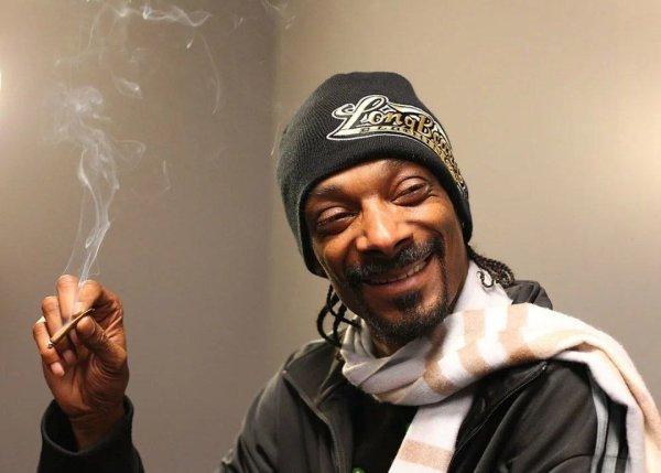 Снуп дог шмалит