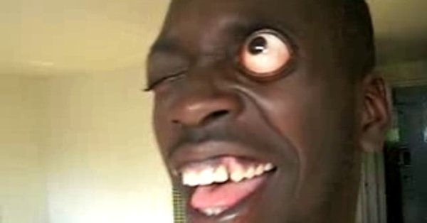 Чернокожий с выпученными глазами