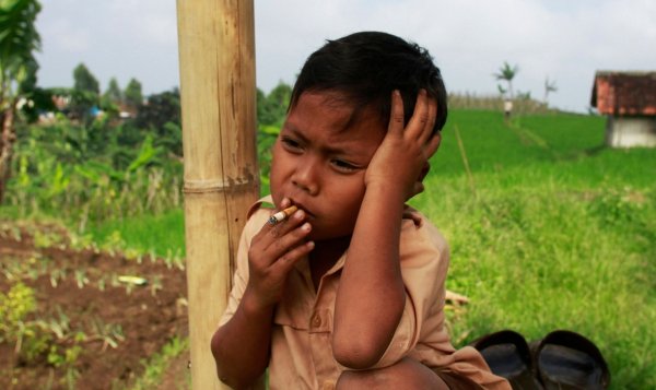 Ребенок с сигаретой