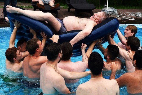 Жириновский в бассейне