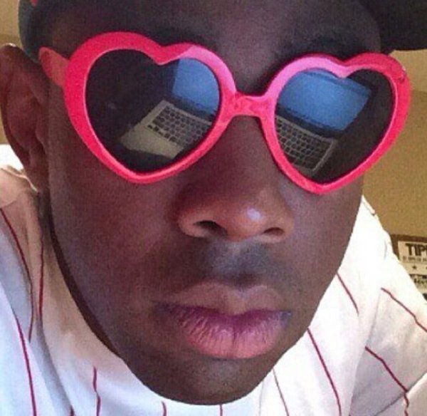 Негр в солнцезащитных очках