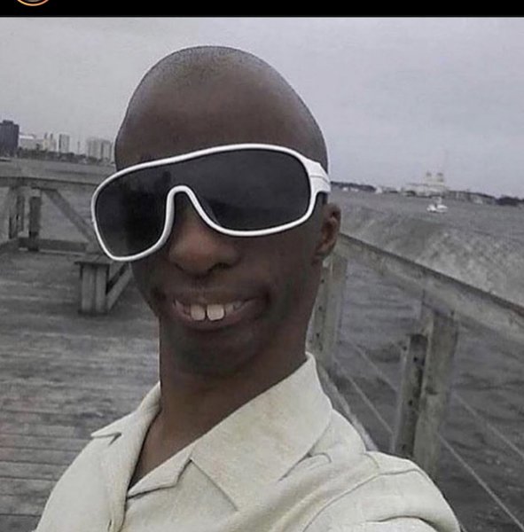 Смешной негр в очках