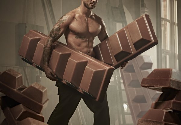 Украл шоколад в магазине