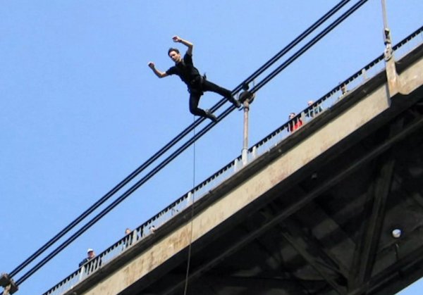 Человек на мосту