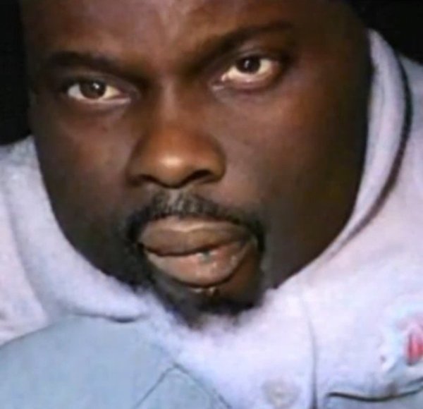 Негр го в кроватку пупсик