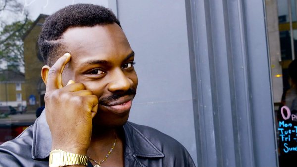 Чернокожий с пальцем у Виска