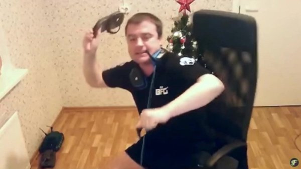 Мужик с тапком в руке