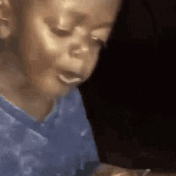 Негритянский мальчик плачет