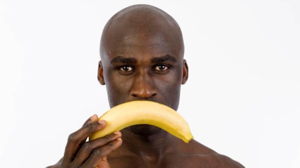 Негр ест банан