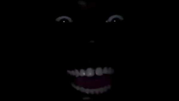 Негр улыбается в темно е