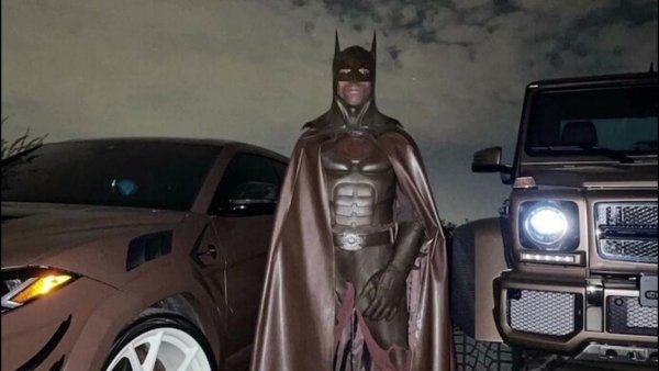 Travis Scott в костюме Бэтмена