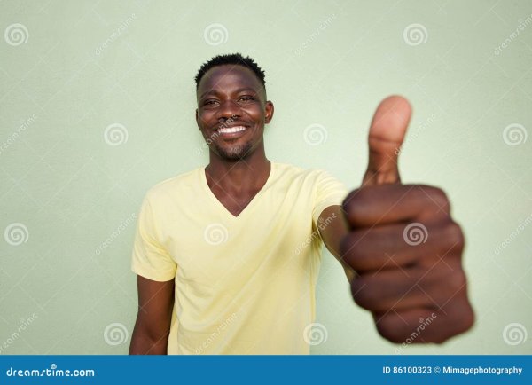 Темнокожий большой палец вверх