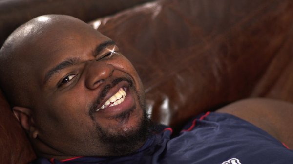 Негр подмигивает гиф