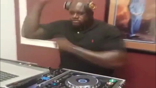 Негр в наушниках