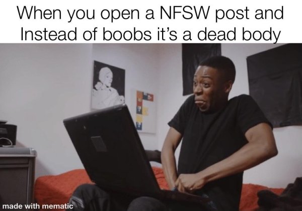 Негр с рукой в штанах