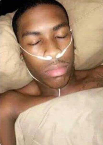 Негр с наушниками в носу