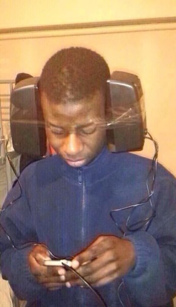 Негр с наушниками