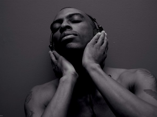 Нигер в наушниках