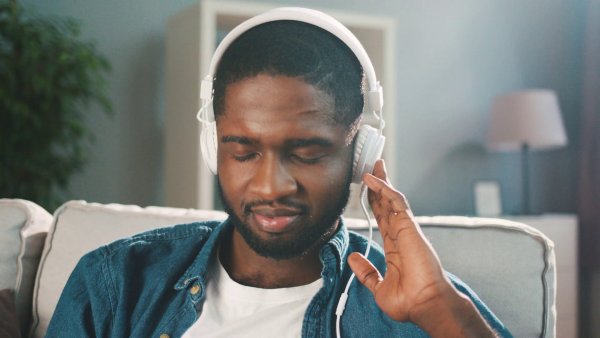 Афроамериканец в наушниках