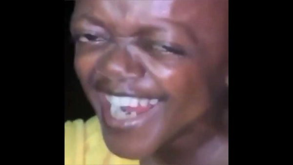 Негр улыбается