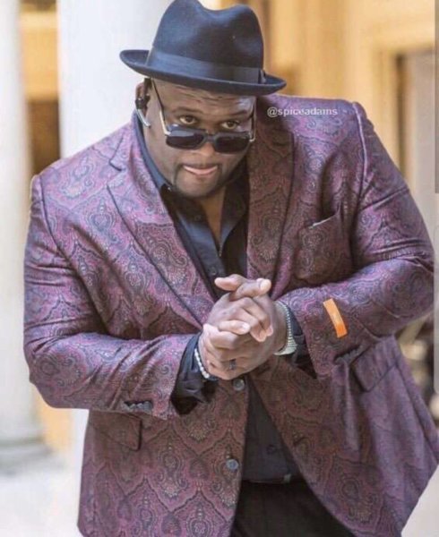 Афроамериканец в пиджаке