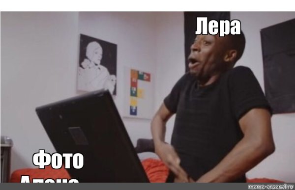 Негр тянет руку в штаны