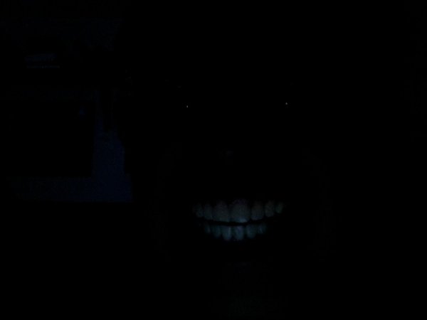 Глаза негра в темноте