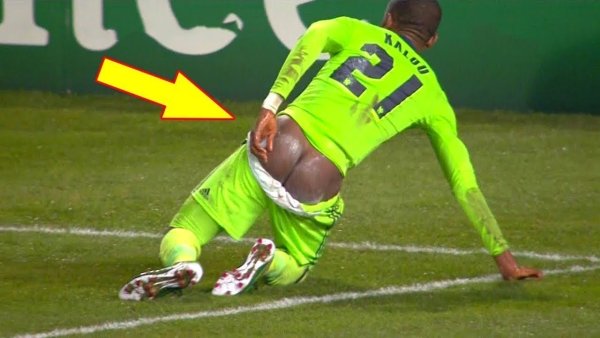 Футболисты на поле