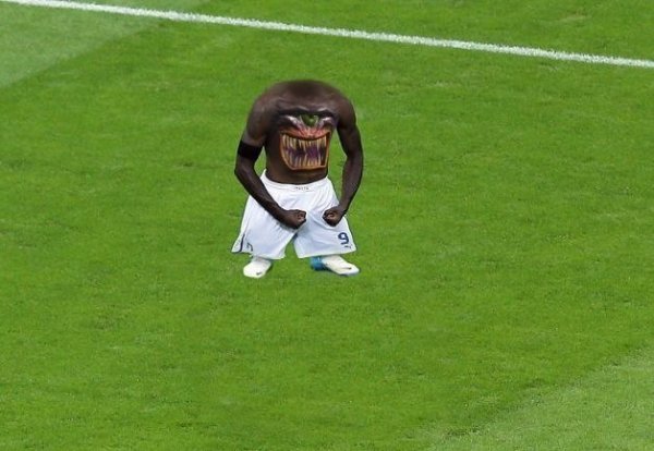 Негр футболист