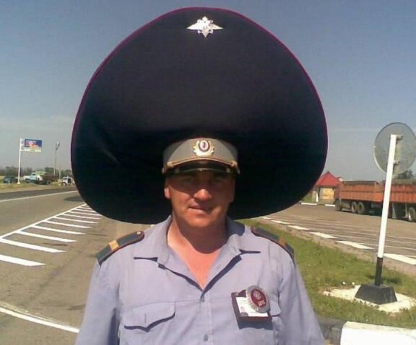 Мент с большой фуражкой