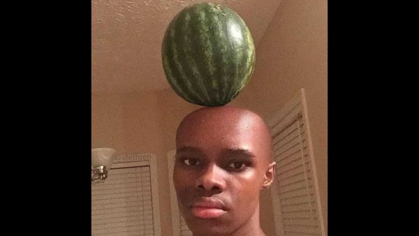 Негр с арбузом на голове