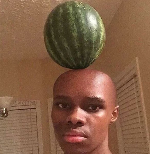 Афроамериканец с арбузом