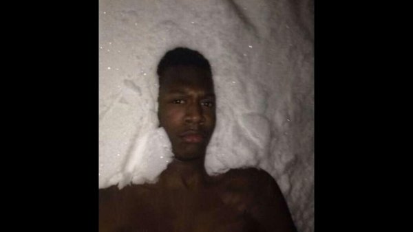 Негр в снегу