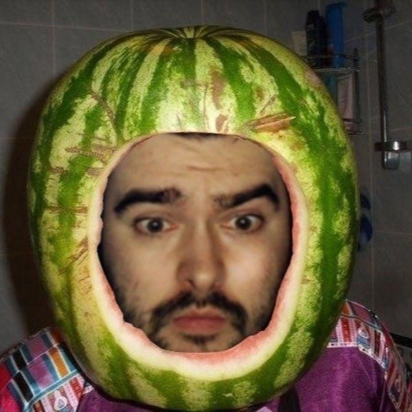 Stray в арбузном шлеме