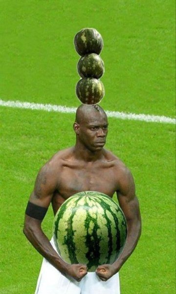 Марио Балотелли с арбузами