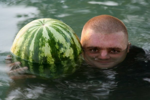 Парень с арбузом