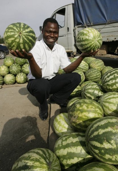 Нигер с арбузом