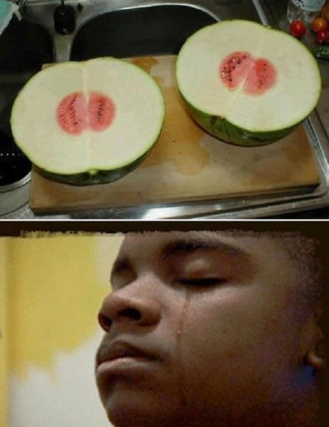 Черно кожый с арбузом на голове