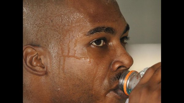 Негр потеет