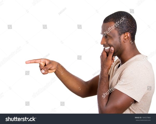 Тычет пальцем