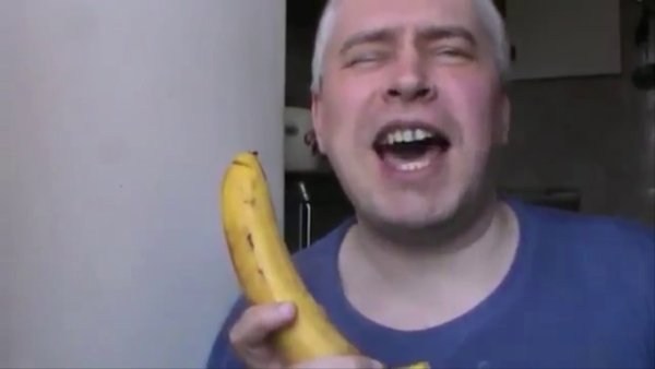 Чел с бананом Мем