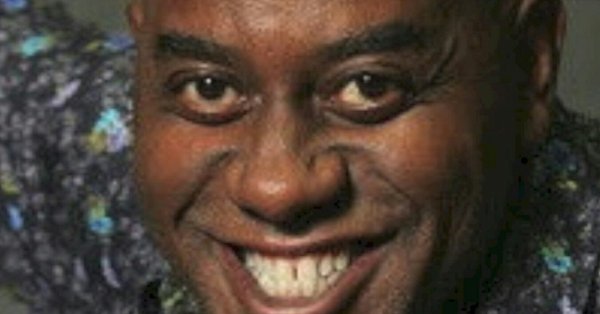 Нигер улыбается