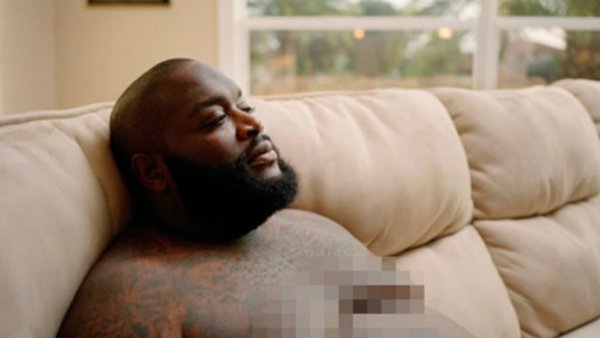 Большой нигер на кровати